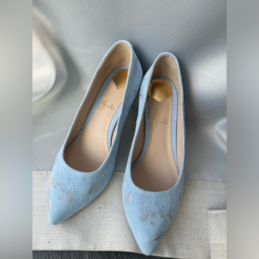 NWOT Light blue embroidered kitten heels
